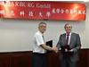 Arburg firma un acuerdo de capacitación con la Universidad de Taiwán